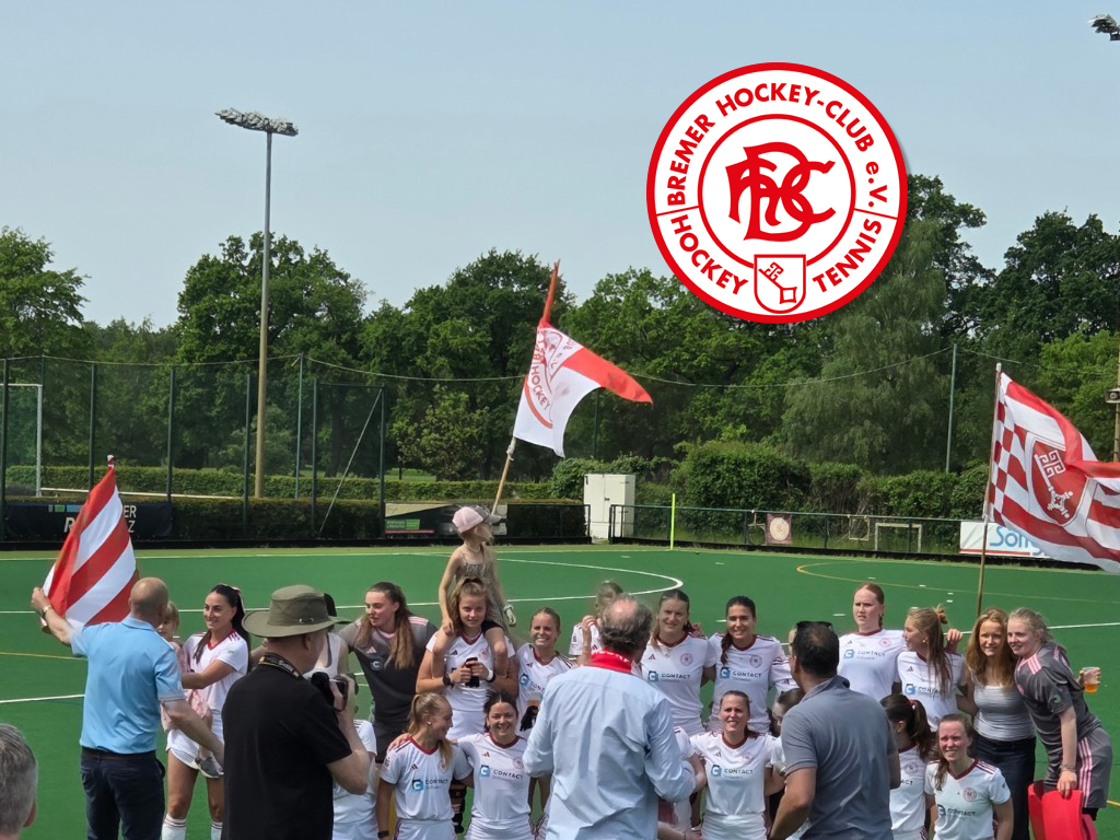 Das Team der 1. Damen des Bremer Hockey-Clubs bejubelt den Klassenerhalt in der 1. Bundesliga.