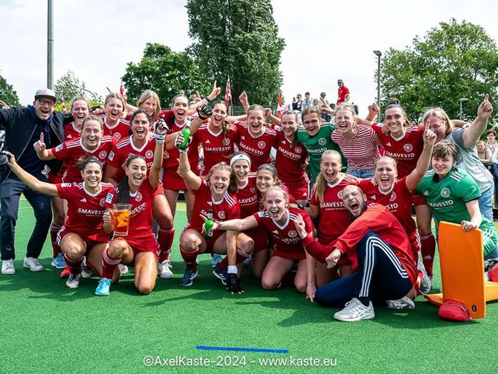 The image shows the 1st women's team of the Bremer Hockey Club